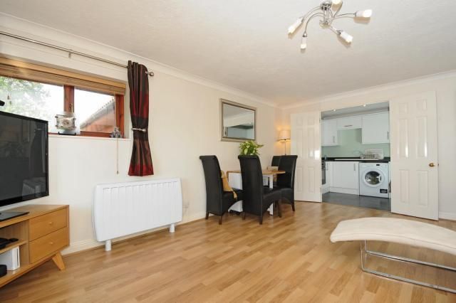 Flat, 2, Bradley Moor Square, Thatcham photo 4