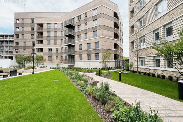 Flat to rent in Azure House, Brook Road, London