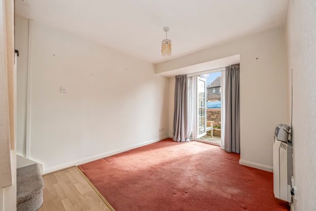 11 Baden Drive, Horley photo 5