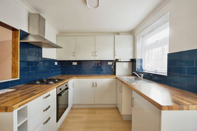 6, Fraser Close, London photo 3
