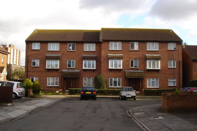 Flat to rent in Concord Close, Northolt