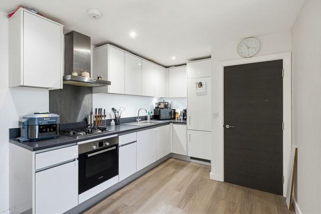 Flat 8, St. Marks Court, 717, London Road, Sutton photo 4