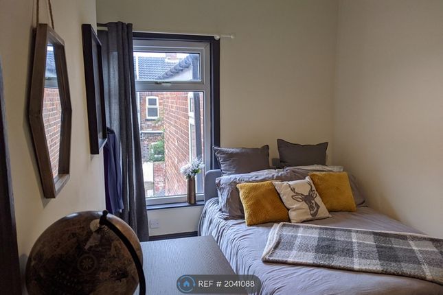 Room to rent in Bedroom Three 24 Queensgate Street, Hull