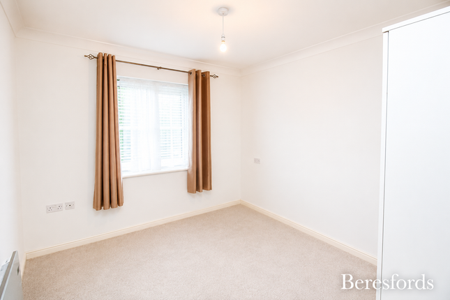 64, Walnut Close, Basildon photo 4
