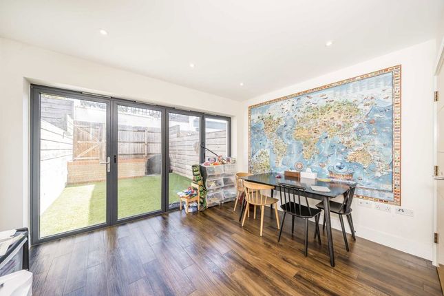 13, Fallow Place, Teddington photo 2