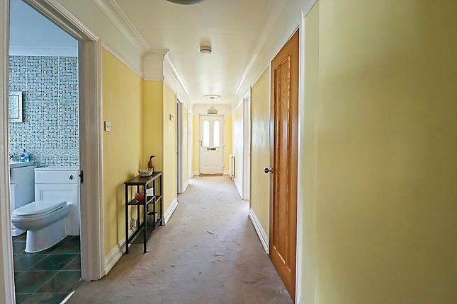 18, Laburnum Grove, Canvey Island photo 4