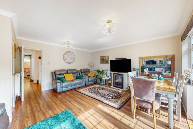 17, Farthings Close, Pinner photo 3