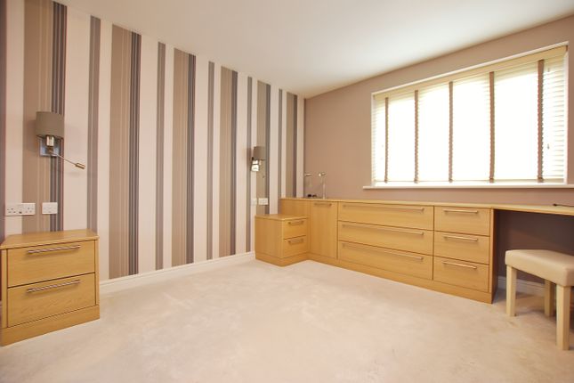 Flat to rent in Kingfisher Drive, Guildford, Surrey