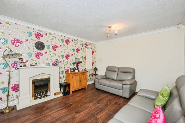 24, Hudson Close, Warrington photo 4