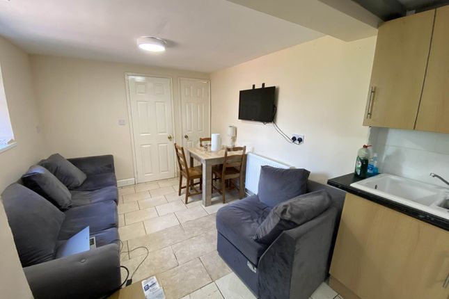 91, Donnington Gardens, Reading photo 4