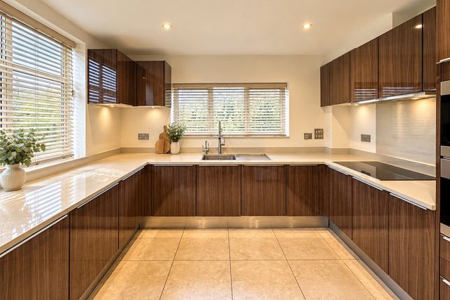 Royal Connaught Drive, Bushey photo 3