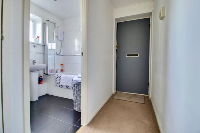 27, Holdbrook Way, Romford photo 4