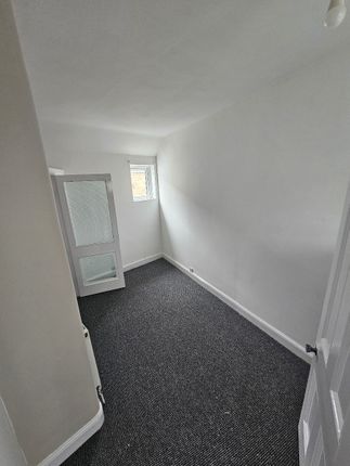 Flat 5, 8 Cromwell Parade, Scarborough photo 3