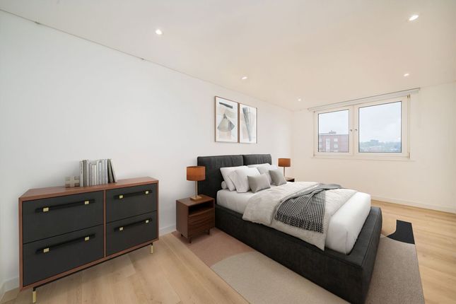 Flat 82, Lakeside, 82, Eaton Drive, Kingston Upon Thames photo 4