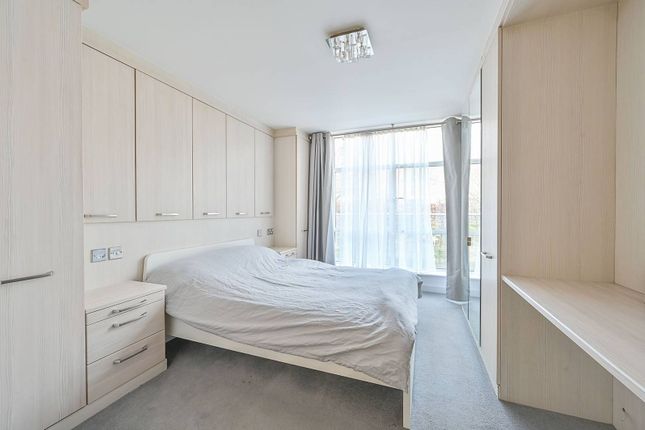 Flat to rent in Great West Road, Brentford