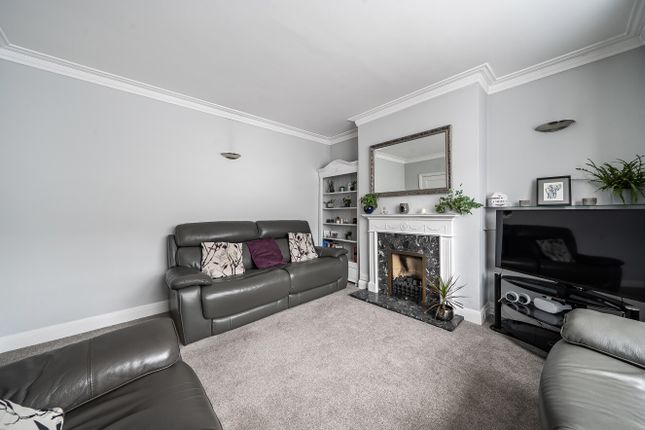 26, Hallowell Close, Mitcham photo 4