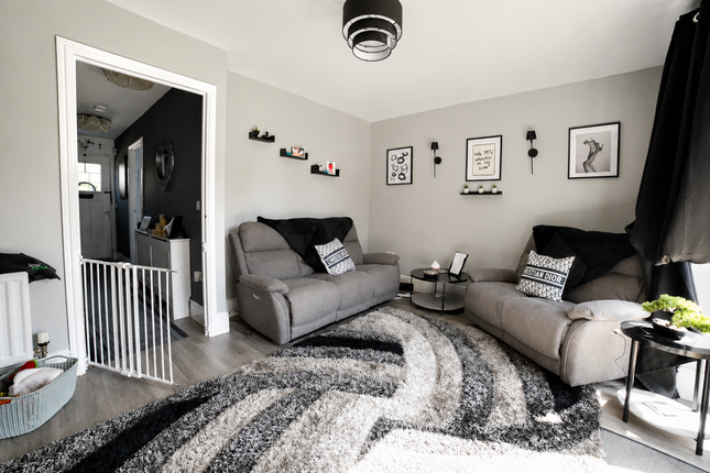 7, Stoneham Close, Witham photo 3