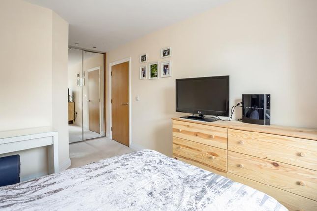 Flat 158, Quadrangle Tower, Cambridge Square, London photo 4