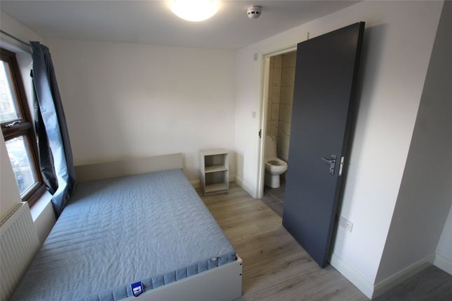 Room to rent in Tomswood Hill, Ilford