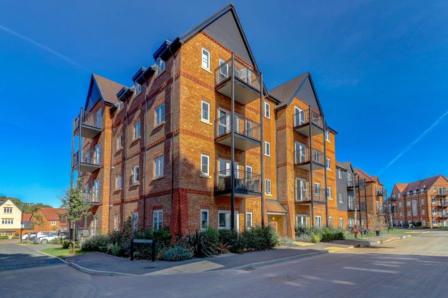 Thumbnail Flat for sale in Aspen Road, High Wycombe, Buckinghamshire