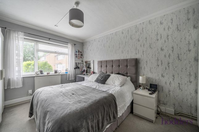 19, Beech Grove, Addlestone photo 4
