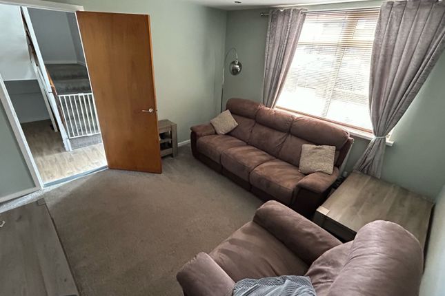 2, Dove Close, Staffordshire photo 3