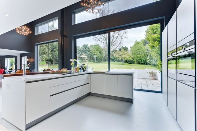 5, Courtlands Avenue, Surrey photo 3