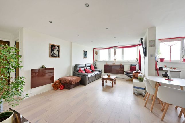 Flat for sale in Wandsworth High Street, Wandsworth, London