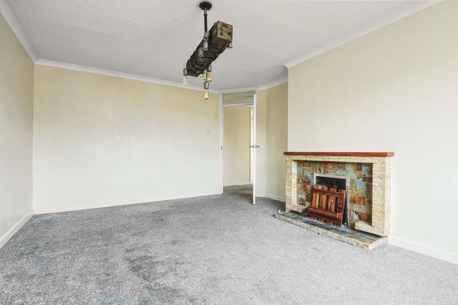 87 Southmead Crescent, Waltham Cross photo 3