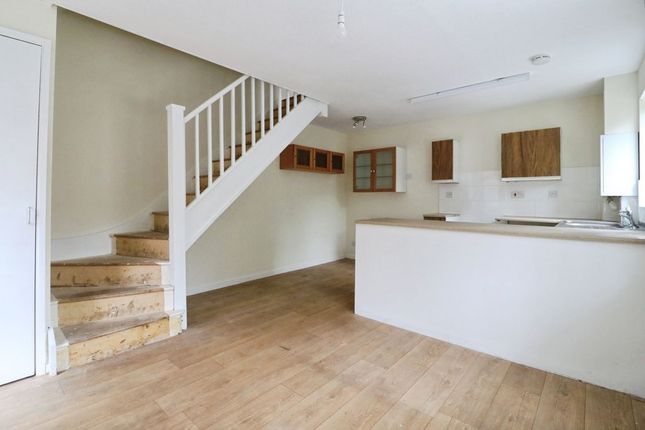 18, Bates Close, Slough photo 3