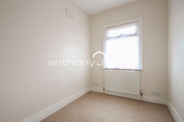Semi-detached house to rent in Sutcliffe Road, Welling