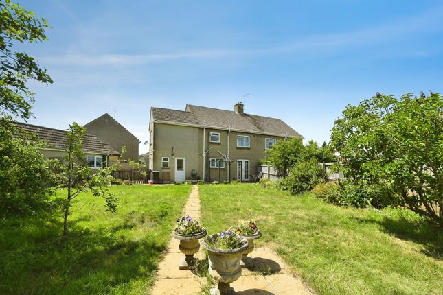 27, Hardens Close, Chippenham photo 2