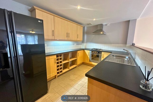Flat, Woodside Court Broadgate Lane, Leeds photo 2