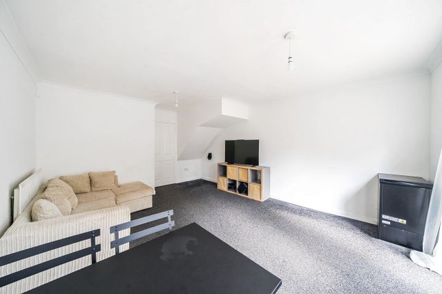 12, Silver Birch Close, London photo 2