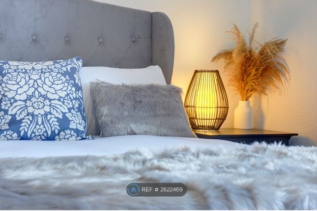 Bedroom 3 (King &amp; Single)