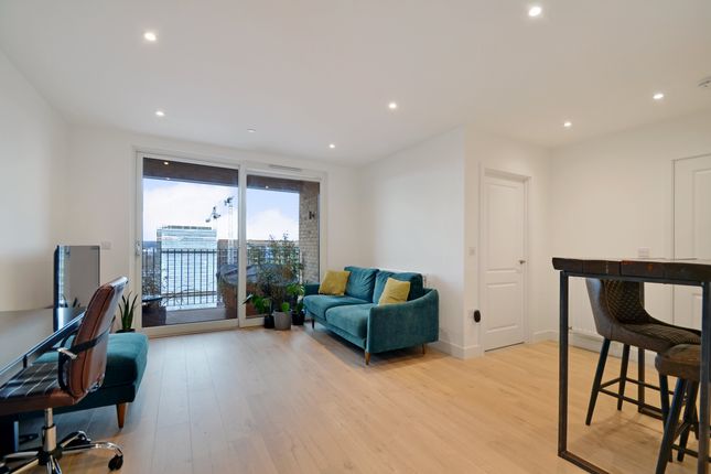 Flat for sale in Lismore Boulevard, London