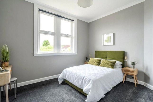 11b,, Park Avenue, London photo 5