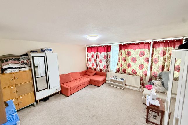Flat 36 Cam Court, Bibury Close, London photo 3