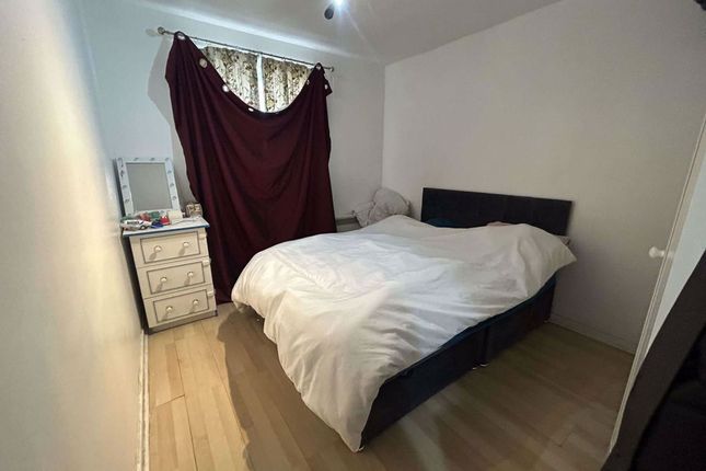 47 Springwood Crescent, Edgware photo 3