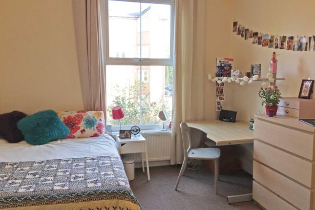 Bright, Well-Presented Bedroom With A Comfy Double...