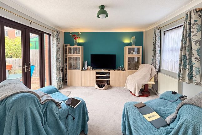 4, Elsworth Close, Bedfont photo 3