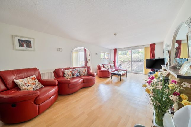 91, Hillside Road, Middlesex photo 2