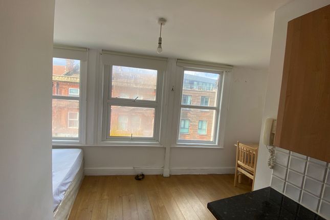 Thumbnail Studio to rent in High Road, London
