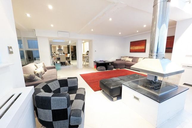 Thumbnail Flat for sale in Queen's Gate Place, London