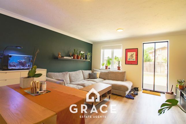 8, Pipers Vale Close, Ipswich photo 4