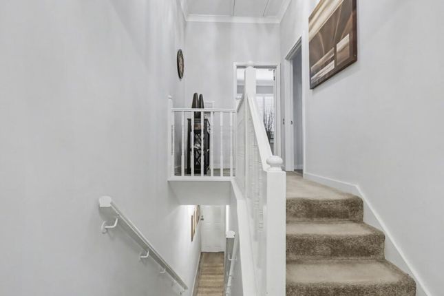 11, A Borthwick Road, London photo 2