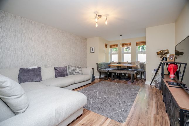 22, Gyosei Gardens, Milton Keynes photo 3