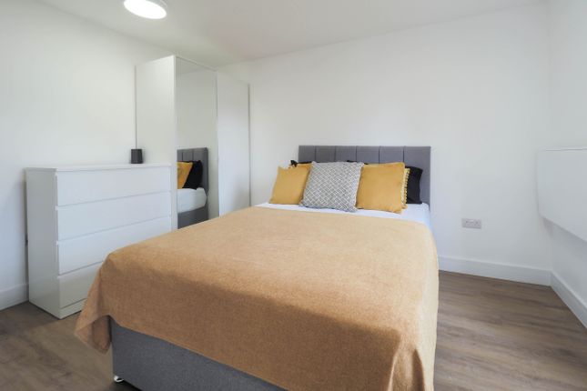 16, The Meadow Way, Harrow photo 2