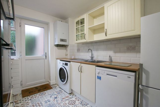 4, Blenheim Close, Wokingham photo 2