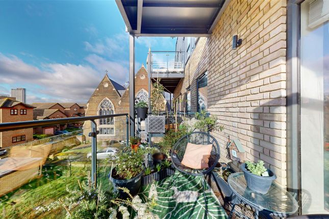 Flat for sale in Bartlet Close, London, London